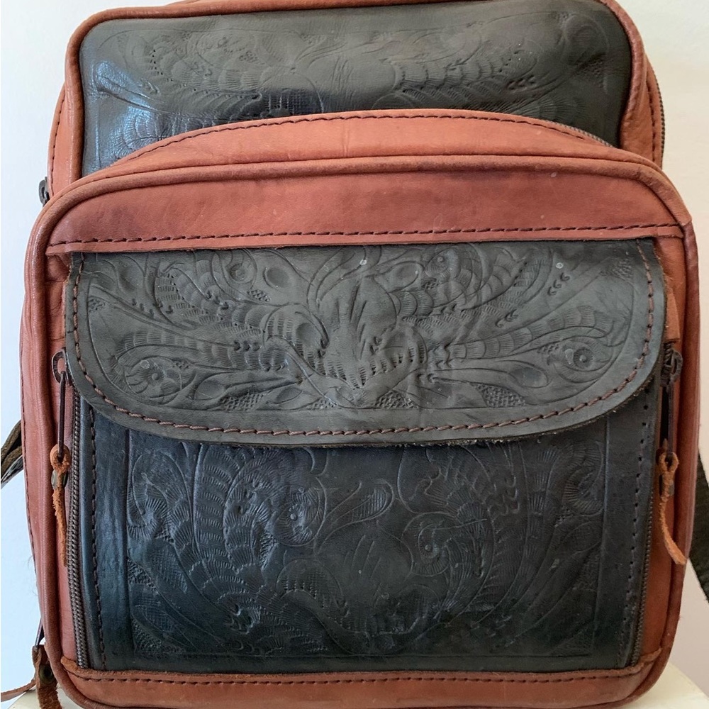 Vintage embossed leather camera bag - Picture 4 of 9